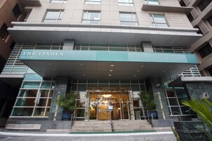 Entrada de hotel con un letrero que dice "The Linden Suites".