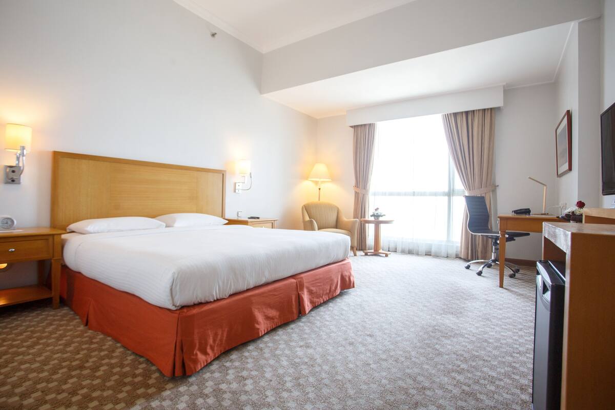 In-room safe, desk, laptop workspace, soundproofing