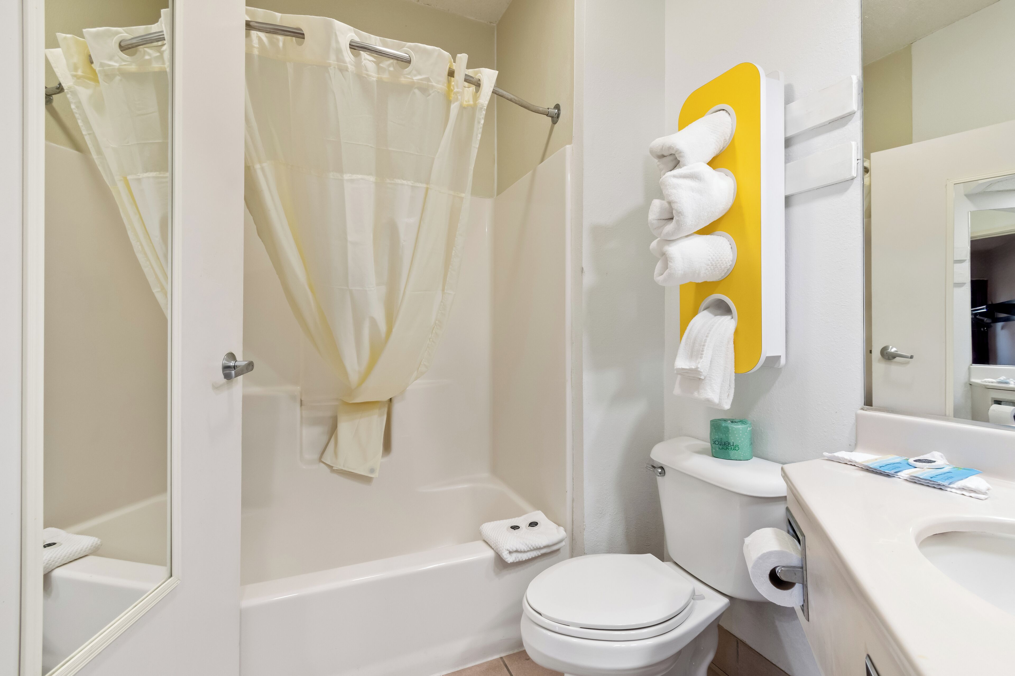 Un bagno con vasca, toilette e lavandino.