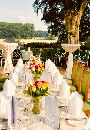 Frokost og lunsj serveres, internasjonale retter, utsikt mot hagen 