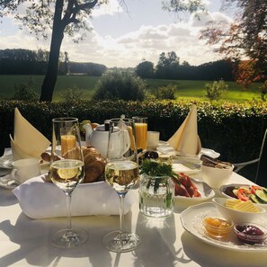 Petit déjeuner continental servi tous les jours en supplément