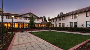 Courtyard - Hotel Kurrajong Canberra (Barton)
