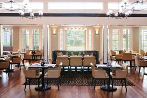 Frokost og middag serveres