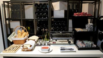 Se ofrece un desayuno bufé entre semana (13 EUR por persona)