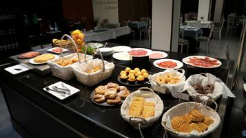 Petit déjeuner buffet servi en semaine (13 EUR par personne)