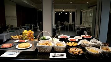 Un buffet proposant une variété de plats et d’ustensiles.