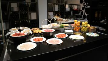 Una mesa de buffet con diversos alimentos y bebidas.