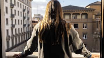 Twin Iconic (Vistas Calle Principal + Albornoz + Cafetera) | 羽絨被、迷你吧、房內夾萬、書桌