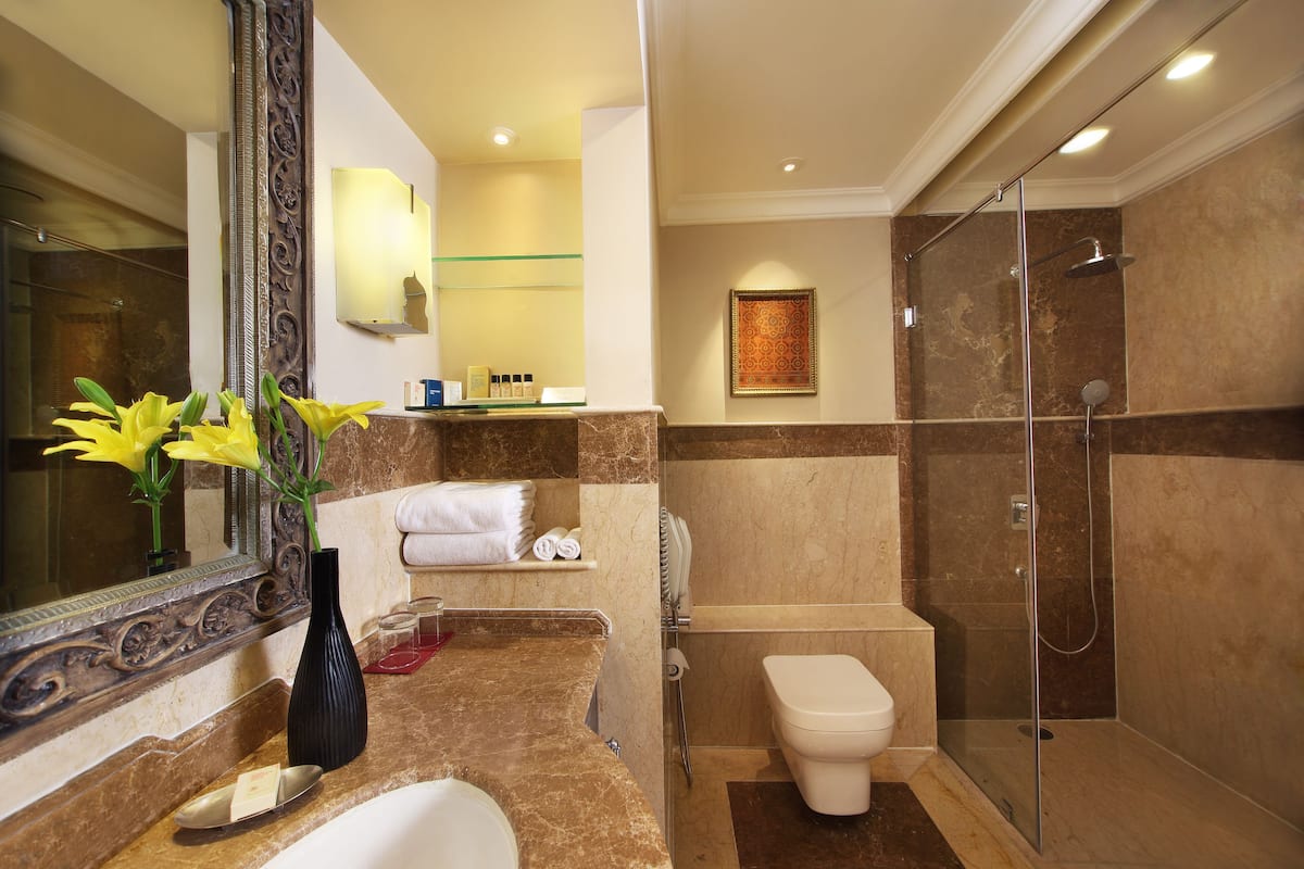 combined shower/bathtub, deep-soaking bathtub, free toiletries