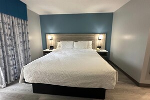 Room, 1 King Bed, Non Smoking (Sundeck) | Desk, iron/ironing board, free cribs/infant beds, free WiFi