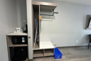 Room, 1 King Bed, Non Smoking (Sundeck) | Desk, iron/ironing board, free cribs/infant beds, WiFi