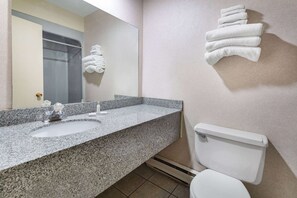 Combined shower/bathtub, hair dryer, towels