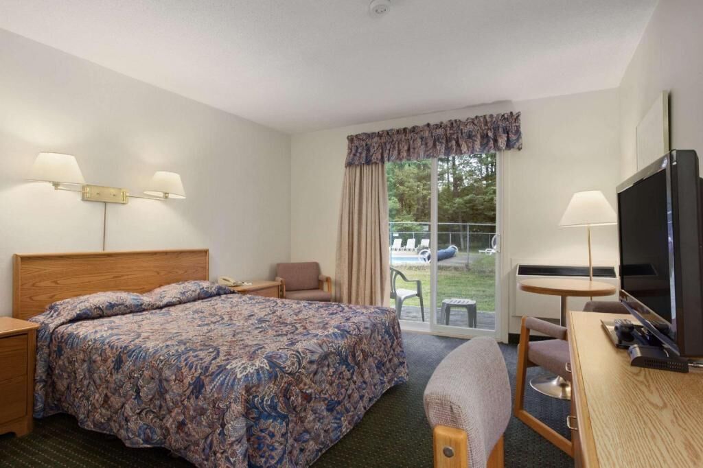 Desk, iron/ironing board, free cribs/infant beds, WiFi