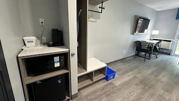 Room, 1 King Bed, Non Smoking (Sundeck) | Desk, iron/ironing board, cribs/infant beds, free WiFi