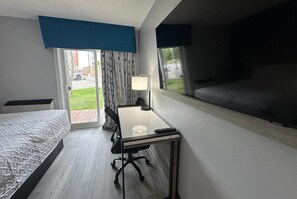 Room, 2 Katil Ratu (Queen), Non Smoking (Sundeck) | Meja, seterika/papan seterika, katil bayi/kot (percuma), Wi-fi 