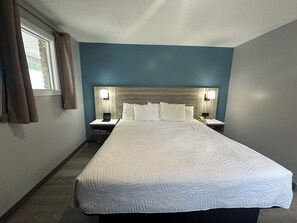 Quarto, 1 cama King, para não fumantes | Escrivaninha, ferros/tábuas de passar roupa, berços grátis