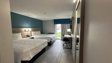 Chambre, 2 grands lits, non-fumeur (Sundeck) | Bureau, fer et planche à repasser, accès au Wi-Fi (inclus)