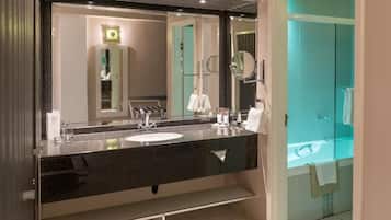 Kombinasi shower/bathtub dan perlengkapan mandi gratis
