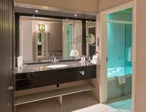 Combined shower/tub, free toiletries, hair dryer, towels