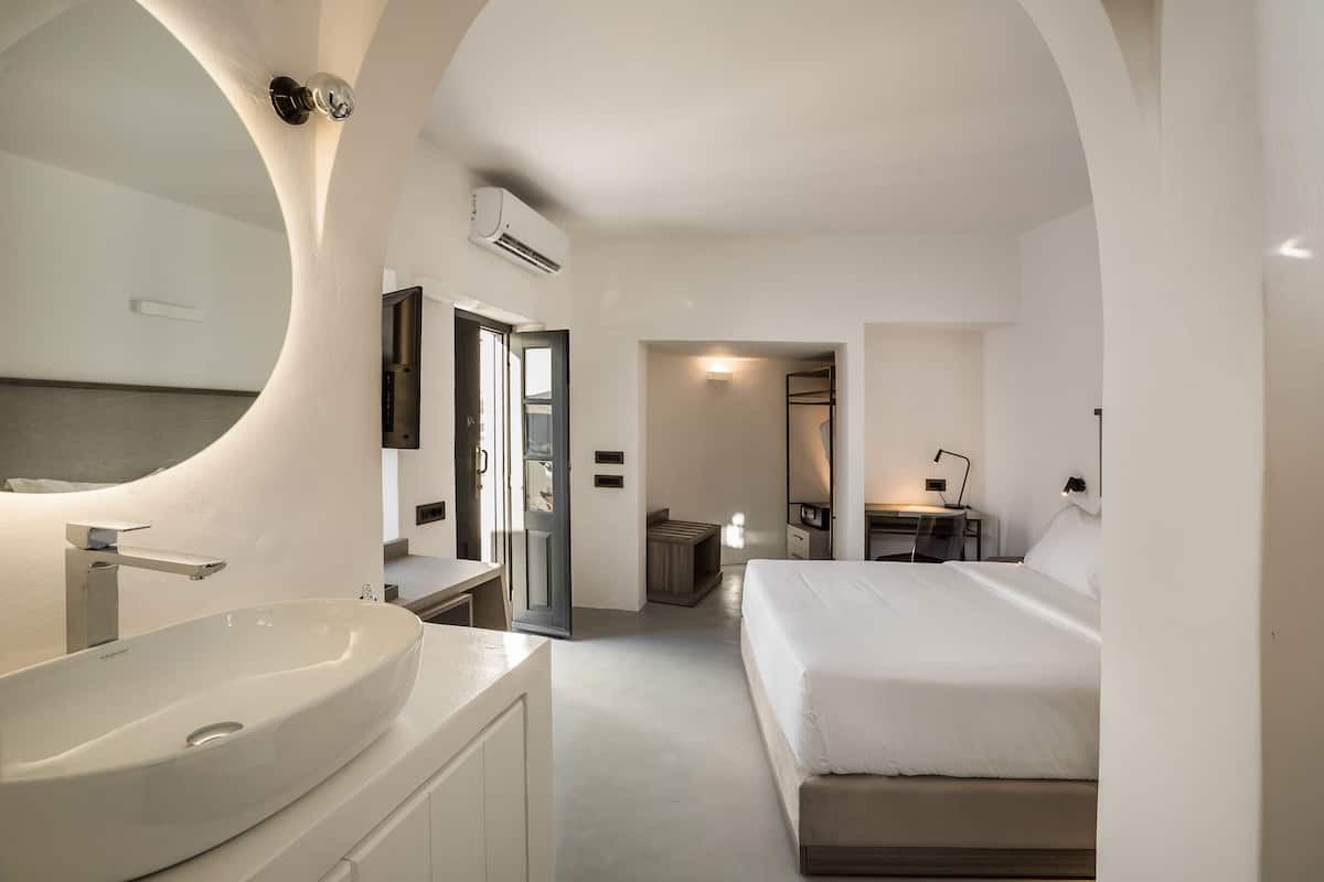 Superior Room (Deluxe) | Down duvets, minibar, in-room safe, desk