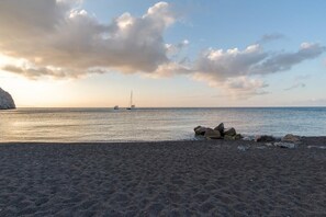 Plage, sable noir, beach-volley