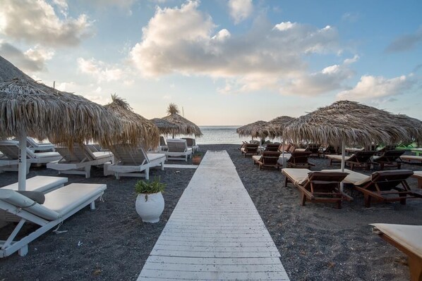 Accommodatie ligt op het strand, zwart zand, beachvolleybal