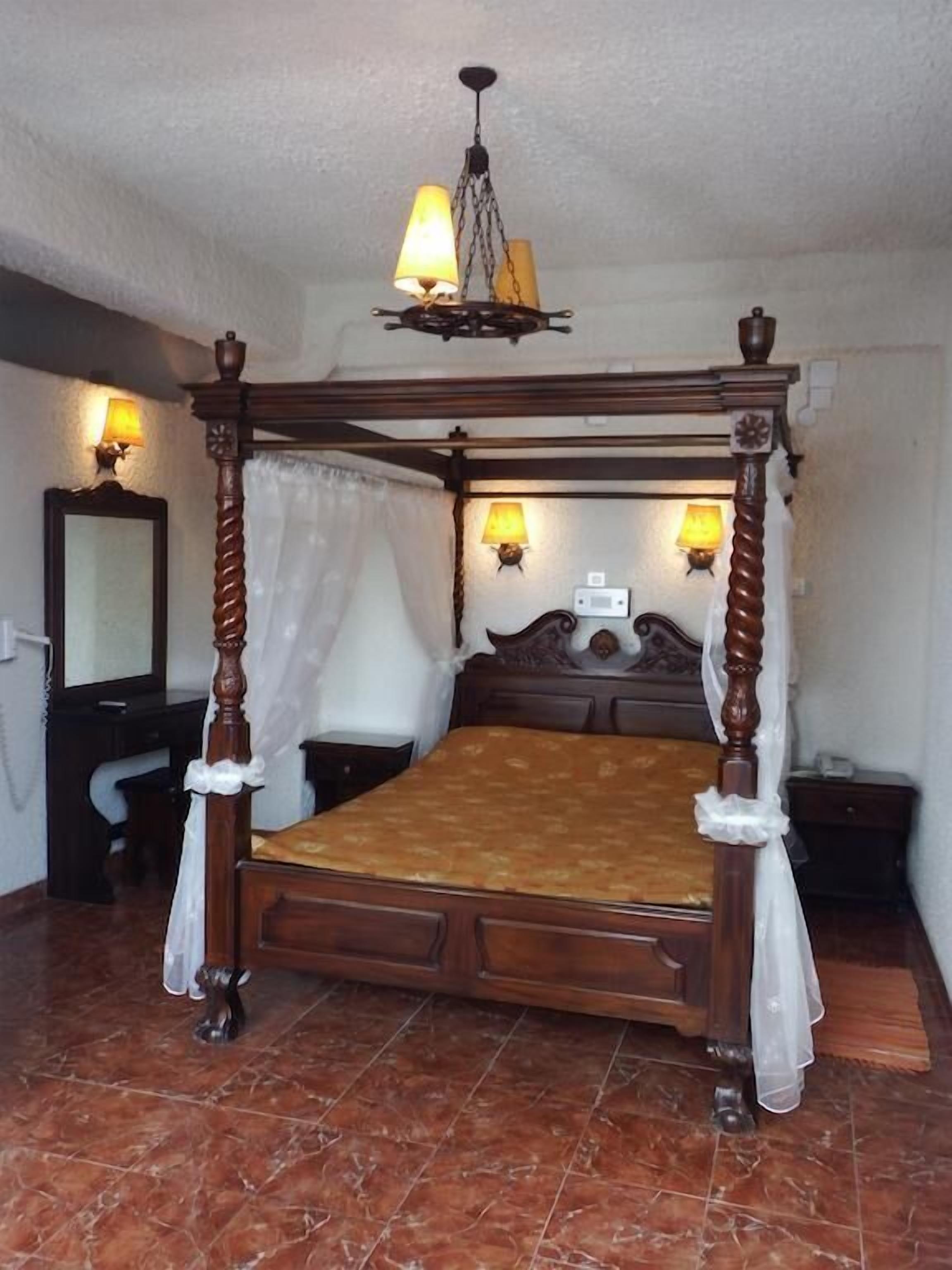 double or twin room | 1 bedroom, in-room safe, desk, soundproofing