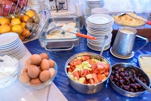 Tägliches Frühstücksbuffet (10 EUR pro Person)