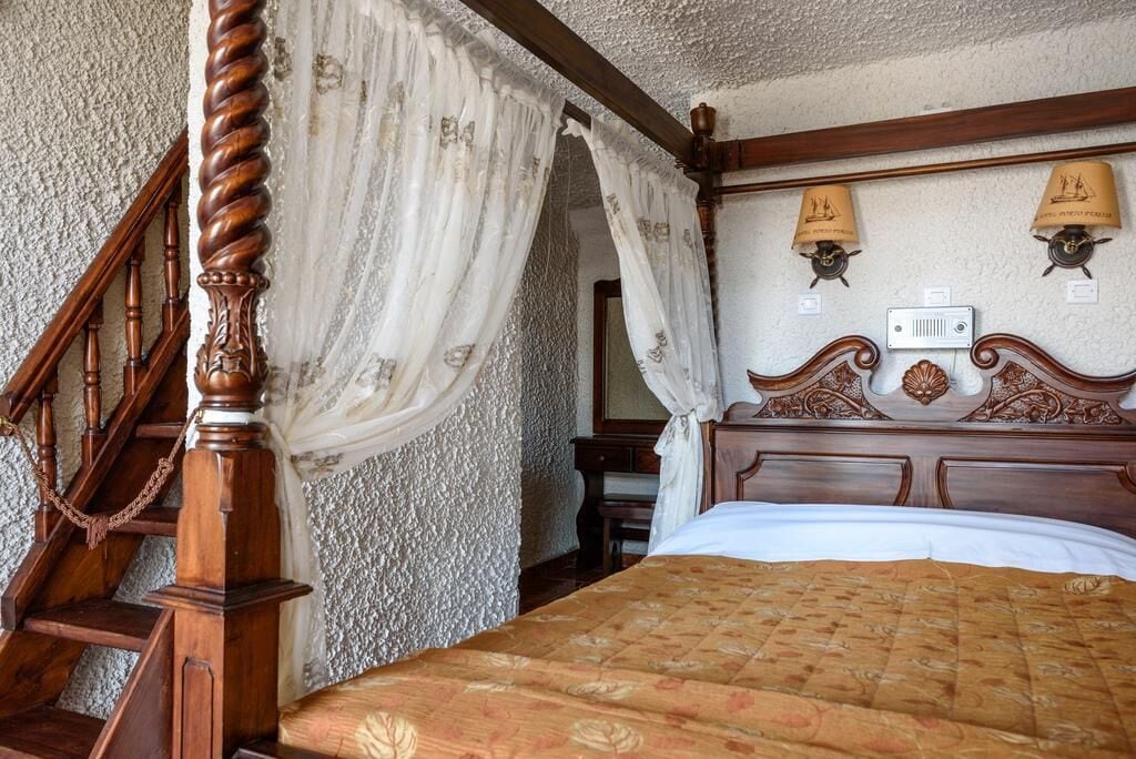 family room | 1 bedroom, in-room safe, desk, soundproofing