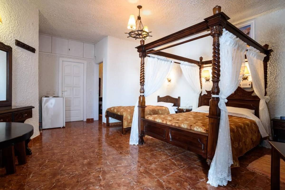 triple room | 1 bedroom, in-room safe, desk, soundproofing