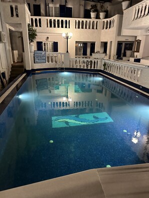 Außenpool (je nach Saison geöffnet), Sonnenschirme, Liegestühle