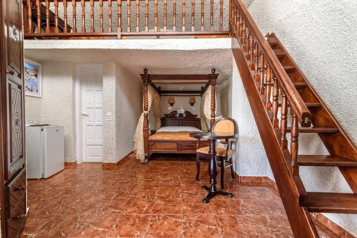 family room | 1 bedroom, in-room safe, desk, soundproofing