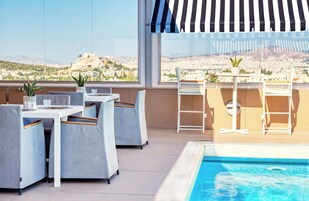 3 restaurantes, se sirve desayuno 