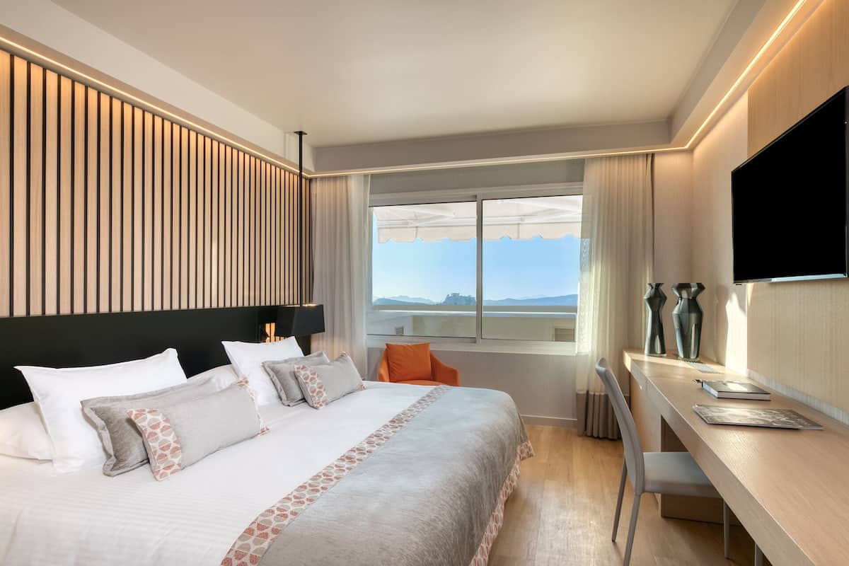 Divine Family Acropolis View Suite | Hypo-allergenic bedding, minibar, in-room safe, desk