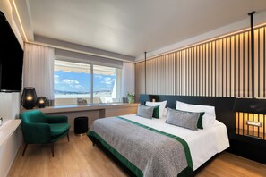 Suite (Divine, Acropolis View) | Seprai antialergi, minibar, brankas, dan meja kerja