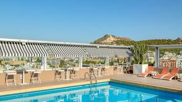 Ulkouima-allas avoinna 8.00–19.00, aurinkotuoleja