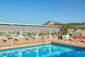 Piscina externa, funciona das 8h às 19h, espreguiçadeiras