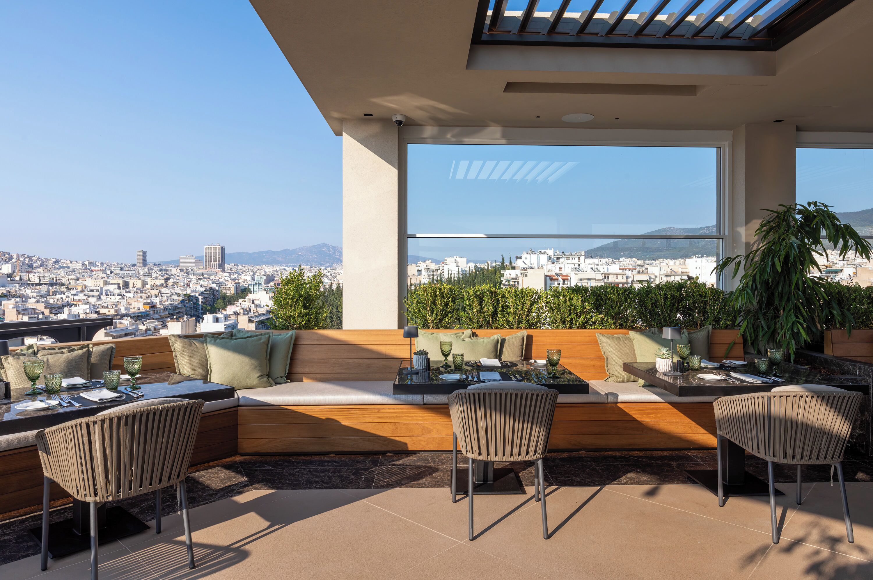 3 restaurants, breakfast served