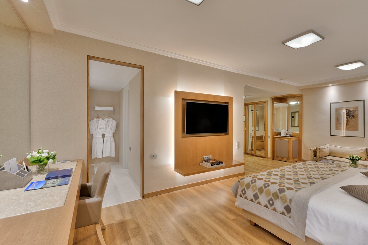 Divani Caravel Hotel