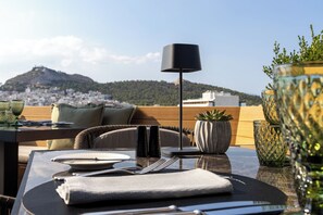 3 restaurants, breakfast served