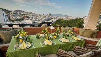 3 restaurants; breakfast, lunch, dinner and brunch served