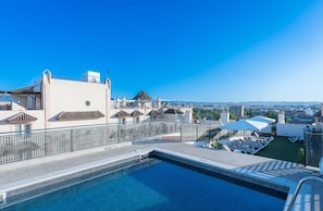 Una piscina al aire libre de temporada