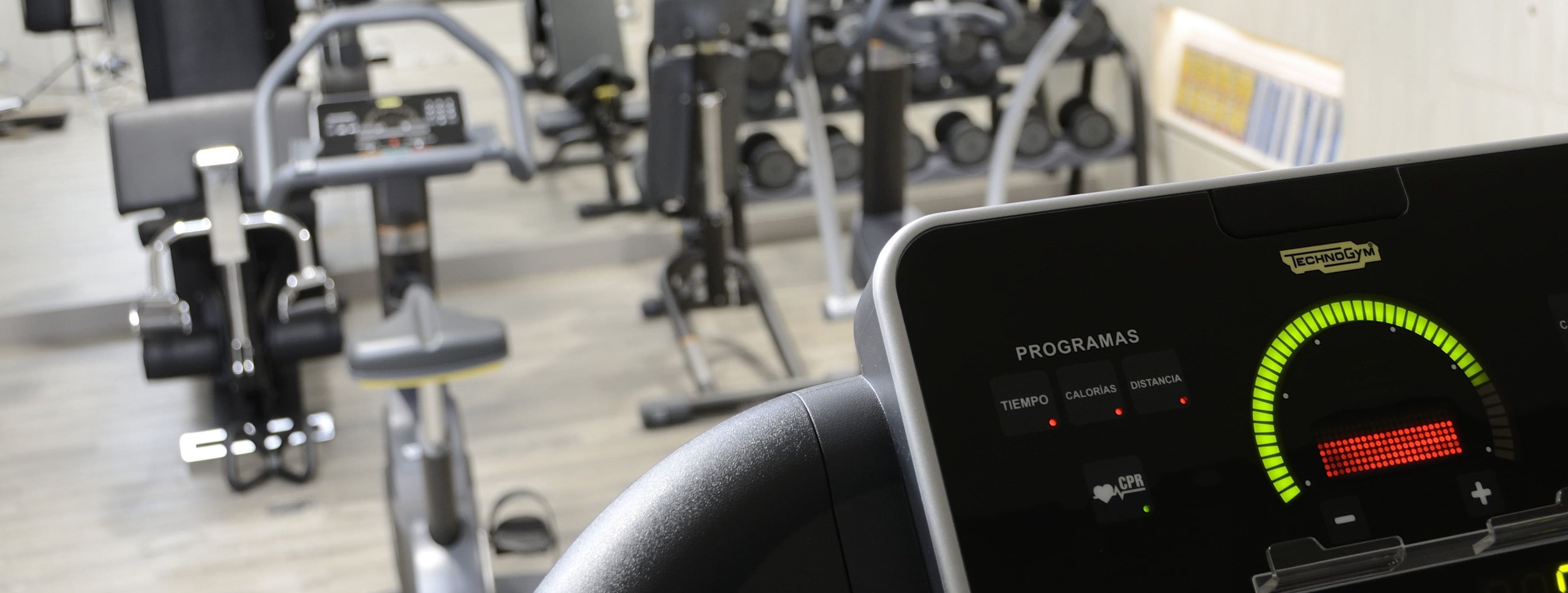 Panel de control de equipo de gimnasio con opciones para programas, tiempo, calorías y distancia.