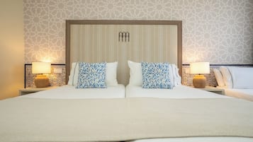 HabitaciĂłn triple superior (2+1) | Minibar, coffres-forts dans les chambres, bureau, rideaux occultants