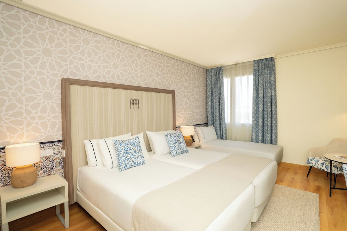 Habitación triple superior (2+1) | Minibar, una cassaforte in camera, una scrivania, tende oscuranti