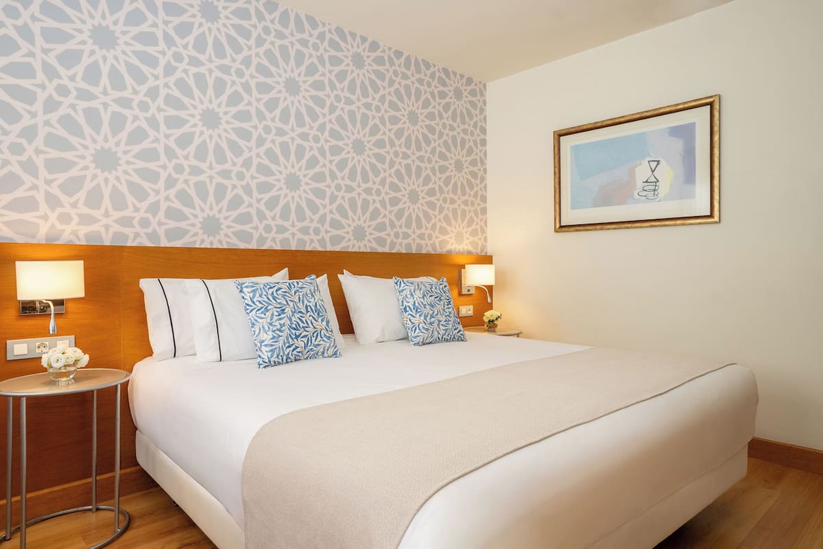 Comfort Single Room | Minibar, in-room safe, desk, blackout curtains