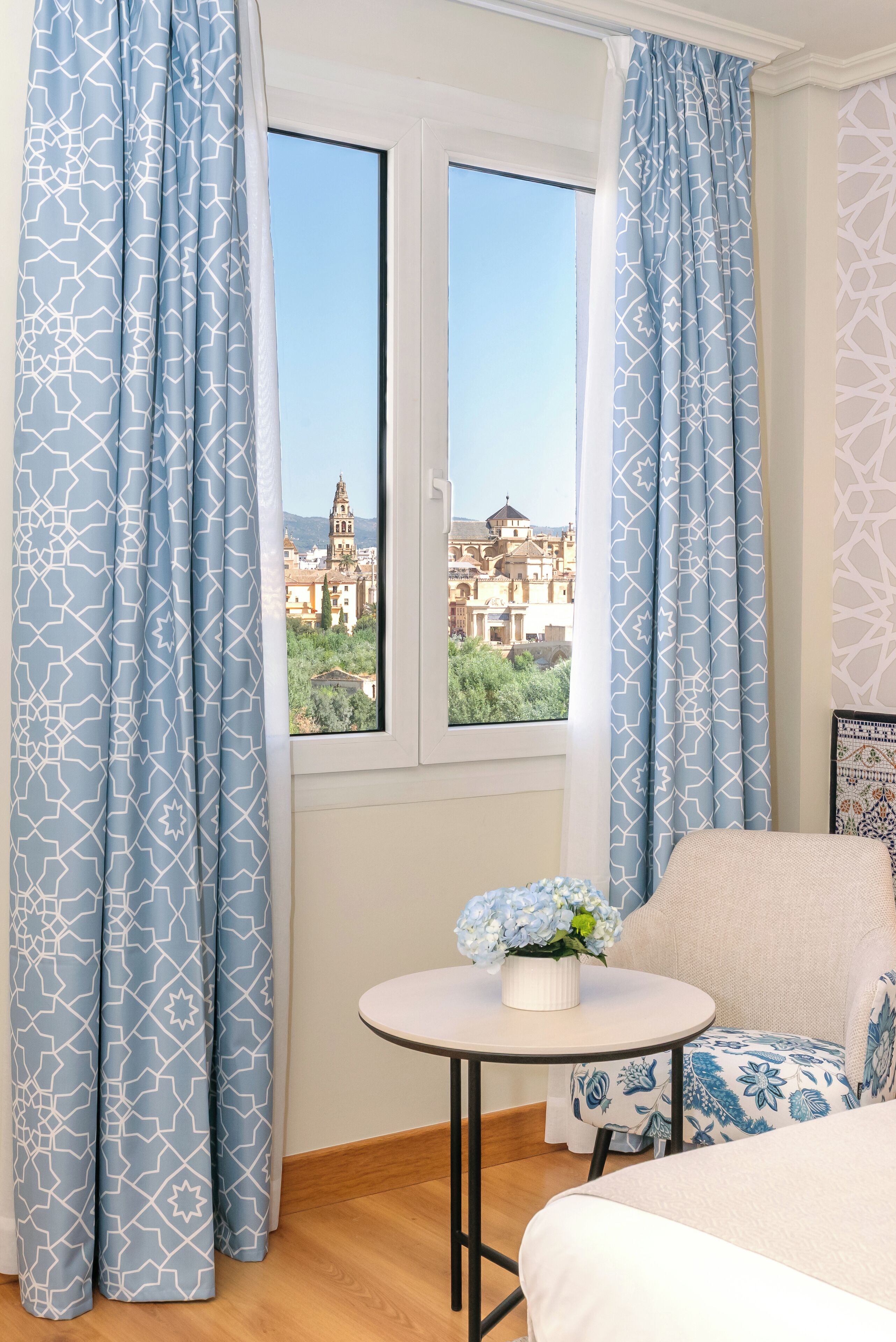 Minibar, coffres-forts dans les chambres, bureau, rideaux occultants