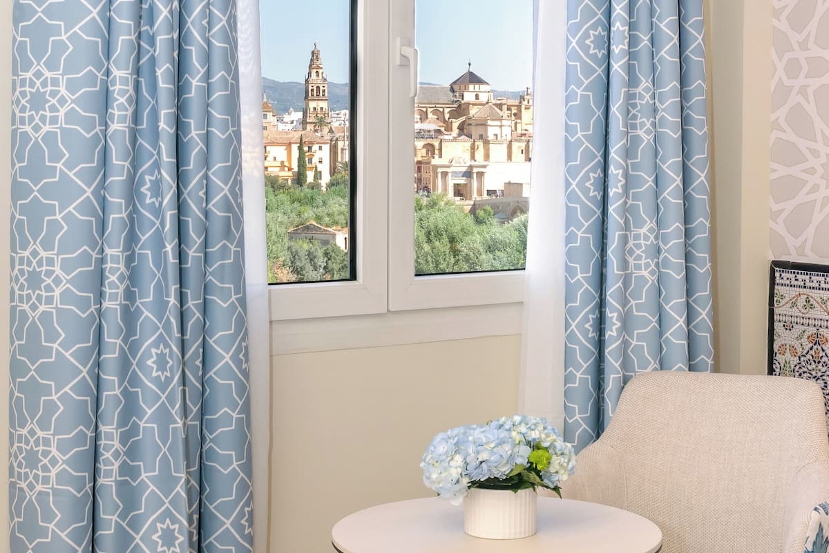 Minibar, coffres-forts dans les chambres, bureau, rideaux occultants