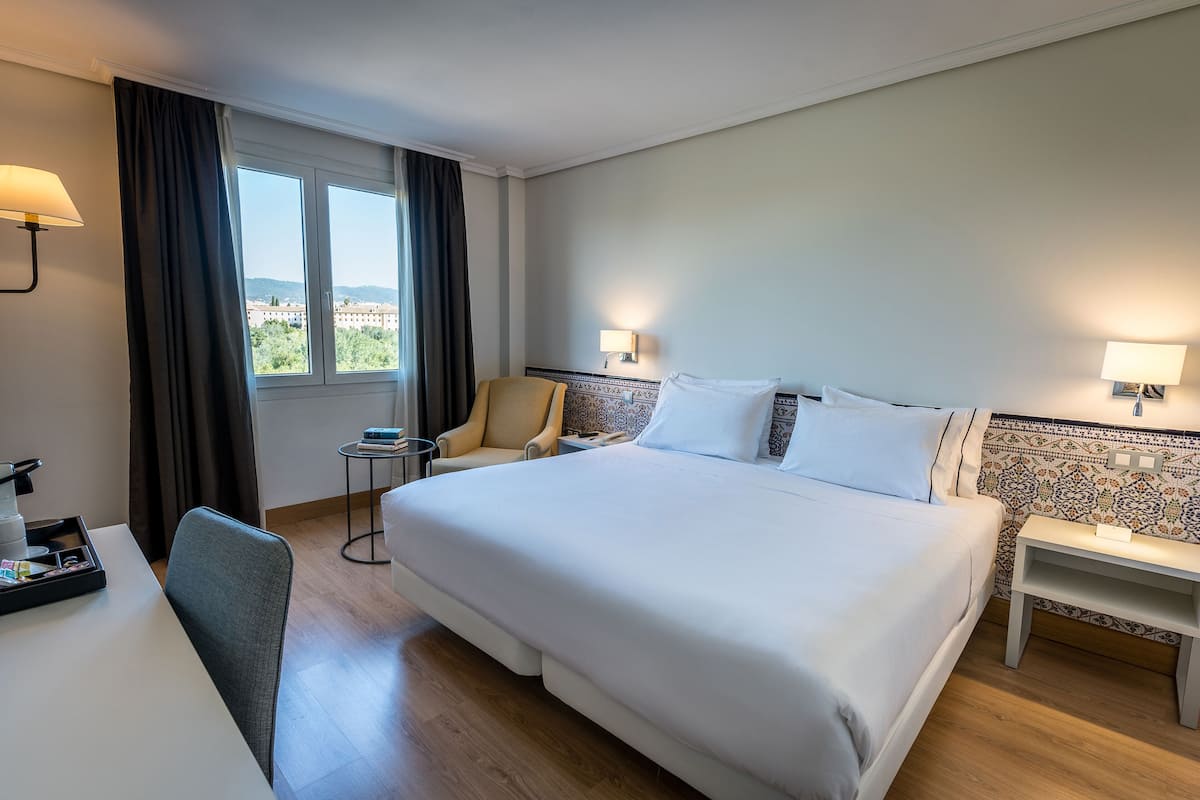 Standardzimmer, Stadtblick | Minibar, Zimmersafe, Schreibtisch, Verdunkelungsvorhänge