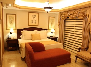 Suite, 1 King Bed, Non Smoking, Bathtub | Free WiFi, bed sheets, alarm clocks